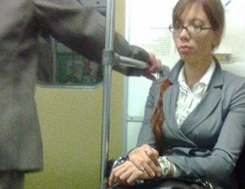 Пассажир в метро заметил карманницу. От того, что она сделала потом — он взорвался слезами!