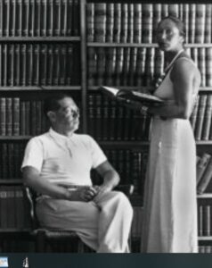 Он — немецкий писатель Лион Фейхтвангер.  Она — Марта Фейхтвангер, его жена.