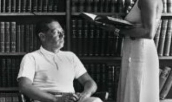 Он — немецкий писатель Лион Фейхтвангер.  Она — Марта Фейхтвангер, его жена.