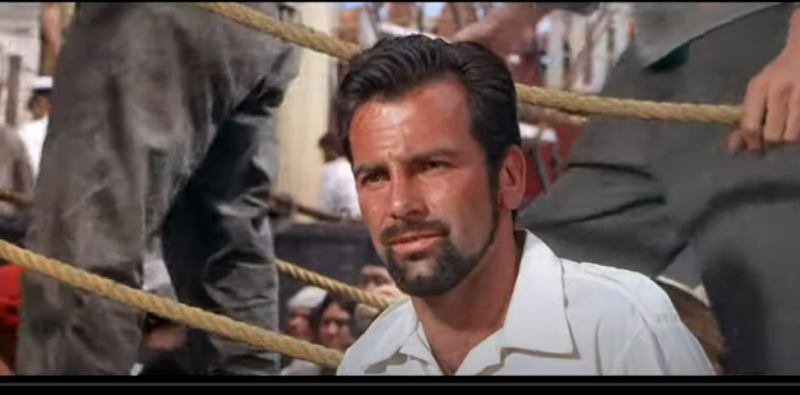 Капитан и группа охотников за сокровищами ищут затонувший корабль  Видео