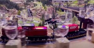 Рекорд Гиннесса: игрушечный поезд исполнил самую длинную мелодию на бокалах Видео