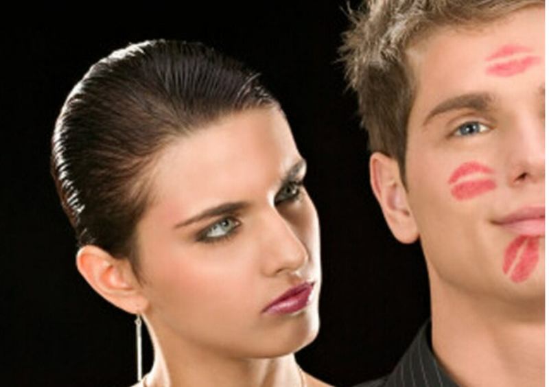 Жена, придя домой раньше обычного, застала мужа на горячем