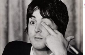 История известного жеста — салютование средним пальцем руки