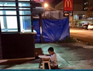 Студентка заметила, что он делает уроки при свете из окон «Макдональдса», и это изменило его жизнь