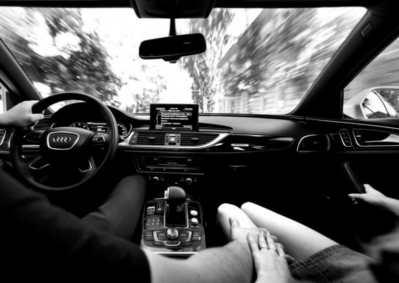 Патрульный полицейский поздно ночью видит пару в машине. Он был потрясен, когда парень сказал ему это!