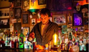 С чем вкуснее пить коньяк, пиво, вино и водку: смотрите не перепутайте