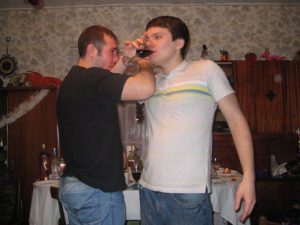 Что такое «брудершафт», почему на него пьют и обязательно ли потом целоваться