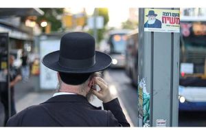 «Нас хотят превратить в Бней-Брак». Буря в Холоне из-за плакатов, призывающих женщин к скромности