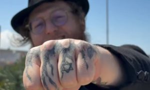 В Израиль репатриировался раввин с татуировками и необычной женой