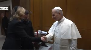 ЗЕЛЕНСКИЙ такого не ожидал от ПАПЫ! Это случилось ПРЯМО ВО ВРЕМЯ ВСТРЕЧИ  Видео