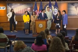 Демократы ВОРВАЛИСЬ с заявлением ПОСЛЕ БУНТОВ в США. Разнесли Трампа ПРИ ВСЕХ.  Видео