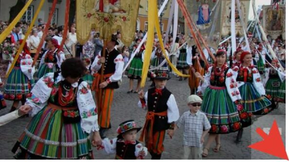 Торжественная процессия со Святыми Дарами  Видео