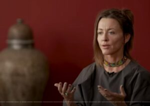 Утки-насильники, гиены — мужененавистницы, сурикатихи-убийцы. Что будет, если мир захватят женщины?  Видео