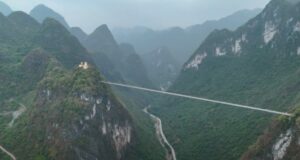 Переход через Самый Захватывающий Стеклянный Мост в Мире к Тайной Пещере  Видео