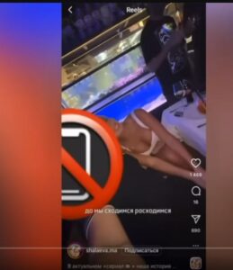 «ЭТО ДАЖЕ НЕ ХАЛАТНОСТЬ, А СЛАБОУМИЕ». Скандал с любовницей в военном самолете взбесил всех  Видео