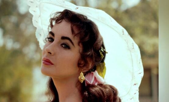 Топ-5 фактов о «королеве Голливуда» Элизабет Тейлор: фиалковые глаза, 8 свадеб и борьба с раком