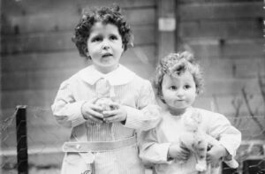 Сироты с «Титаника»: история двух неопознанных малышей, спасшихся с корабля в шлюпке.