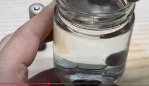 "Никогда не покупайте новые батарейки! Просто используйте МОНЕТЫ, чтобы повторно использовать старые  Видео