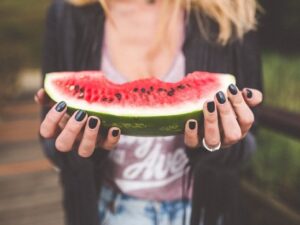 Диетологи рассказали, кому нельзя есть арбуз