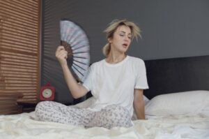 Сон в летнюю ночь. Сомнологи объяснили, как лучше спать в жару