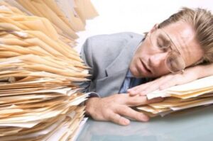 Работа более восьми часов в день повышает риск инсульта