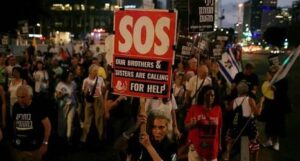 Почему ультраортодоксы выходят на улицы из-за призыва, но ограничиваются лишь молитвой о заложниках?