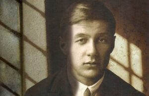 20 февраля 1938 года, на 31 году жизни, был расстрелян автор стихов «Нас утро встречает прохладой…»