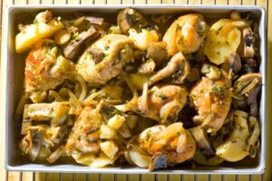 Курица по-французски — с грибами и приправами в белом вине