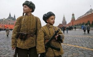 Почему русские такие патриоты, хотя их страна не может достичь даже элементарного уровня жизни на Западе?