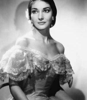 Это очень странно — такая великая и богатая женщина осталась одна.