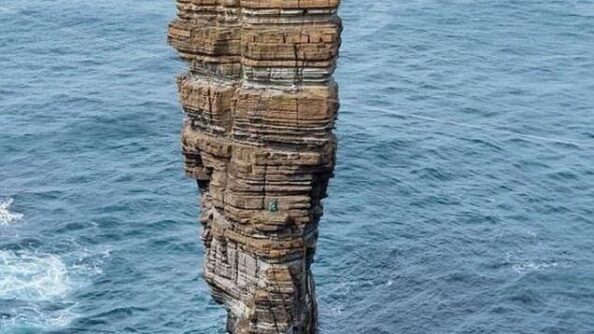 У северного побережья Шотландии, возвышаясь из Атлантического океана, возвышается скала Олд-Мэн-оф-Хой – одна из самых высоких морских скал