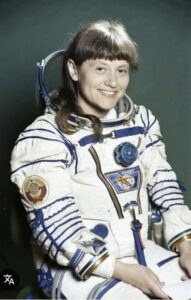 «Я не просто видела пустоту. Я чувствовала, что меня видят. Я не одна была там. Космос — это не пустота. Это взгляд».