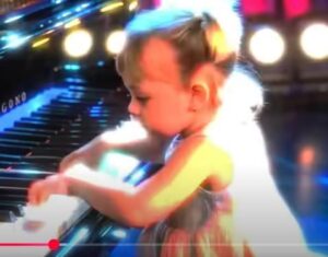 87-летняя бездомная бабушка и четырёхлетняя внучка поют дуэтом. Никто не мог сдержать слёз.  Видео