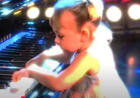 87-летняя бездомная бабушка и четырёхлетняя внучка поют дуэтом. Никто не мог сдержать слёз.  Видео