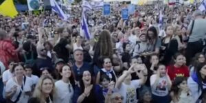 Все заложники на свободе! Израиль встречает выживших после двух лет в плену у ХАМАСа  Видео