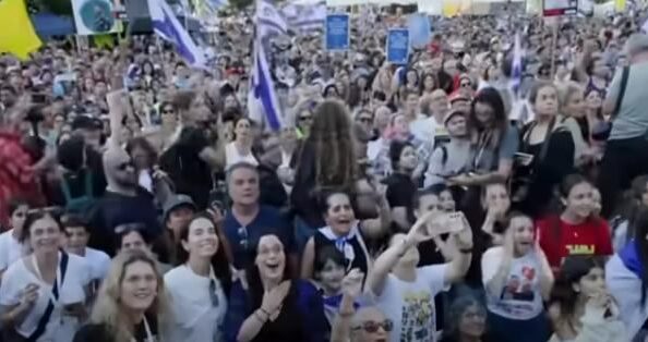 Все заложники на свободе! Израиль встречает выживших после двух лет в плену у ХАМАСа  Видео