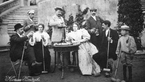 Мало кто знает, что из первых фотографических камер птички вылетали настоящие.